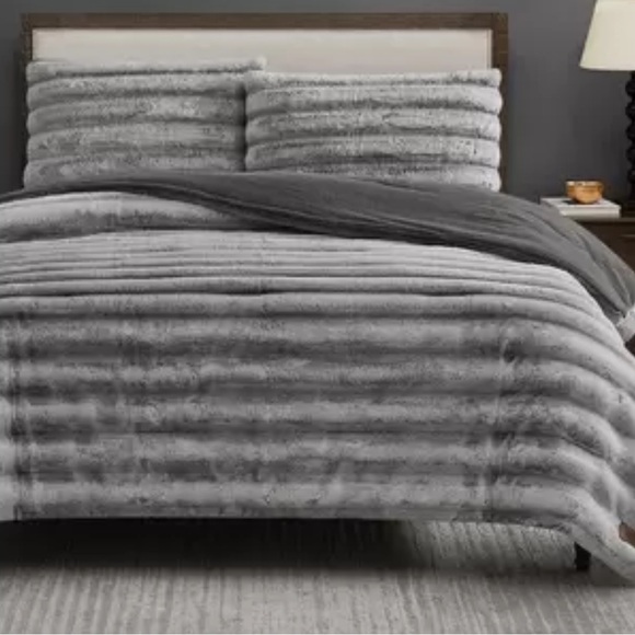Frye Faux Fur 3 piece Queen/King
Comforter Set - Picture 6 of 6